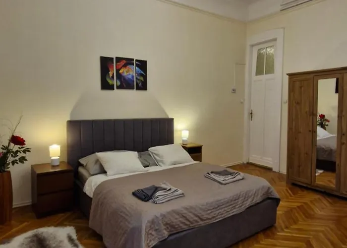 River Center Apartament *