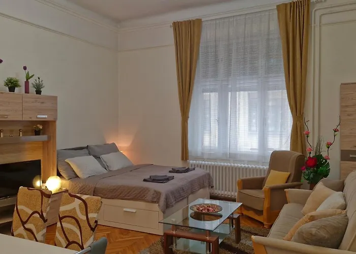River Center Apartament *